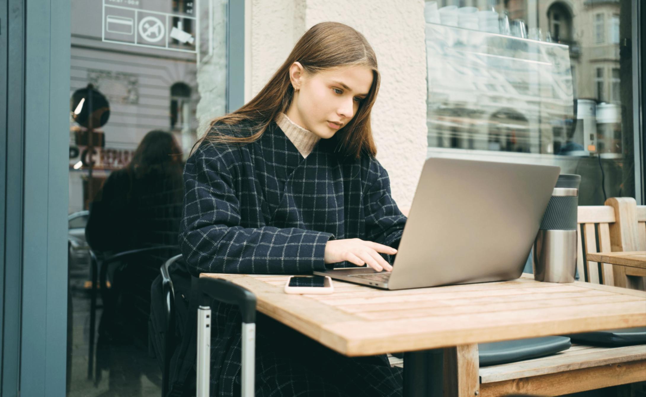 Team in einer Seminardiskussion über finanzielle Strategien